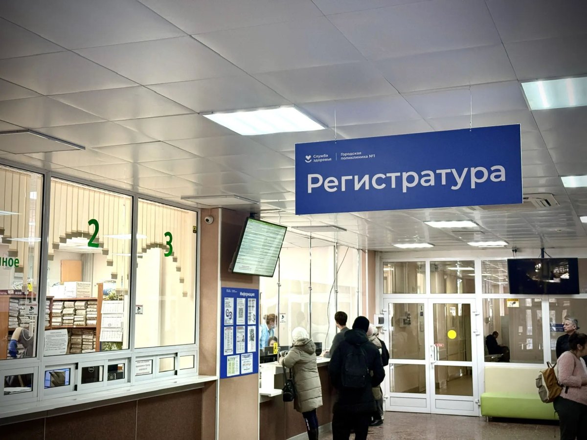 изготовление и монтаж подвесных стендов для поликлиник